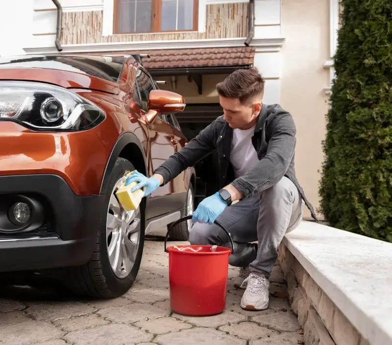 Lavage auto à domicile Saint-Georges-du-Vièvre : professionnel intervenant sur un véhicule